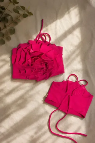 Vendo Cropped rosa pink novo, nunca usado, com lindo detalhe de flor frontal ?