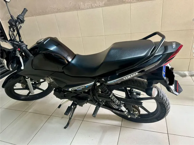 Moto bem novinha, é da minha esposa.