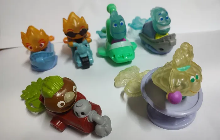 Bonecos miniatura filme Elementos Mc donalds ( usado)