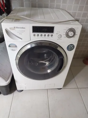 Vendo máquina lava e seca Eletrolux LSE09 