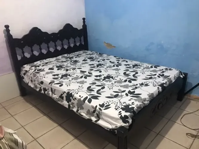 Cama de madeira com colchão