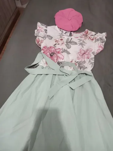 Vestido floral com boina.