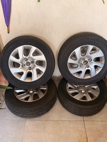 Conjunto rodas + pneus aro 15 chevrolet