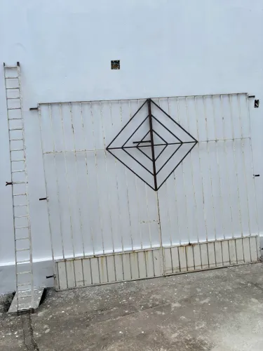 Portão, grade e bandeira de ferro