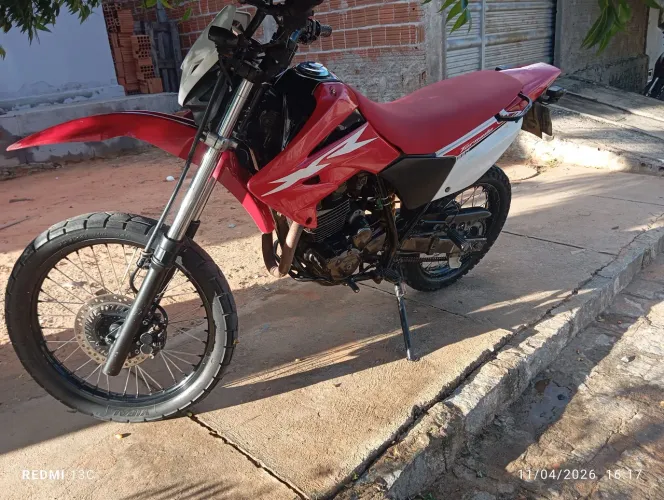 Moto muito boa para terra e para pista