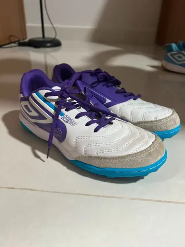 Chuteiras umbro society usada bem pouco