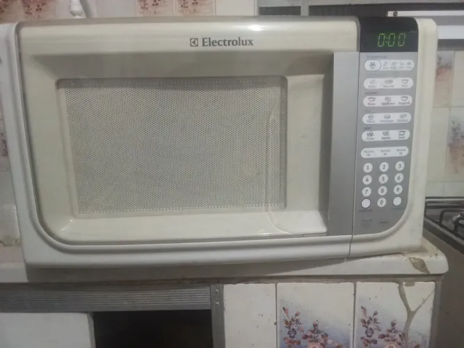 MICROONDAS ELETROLUX TOP FUNCIONANDO PERFEITAMENTE.