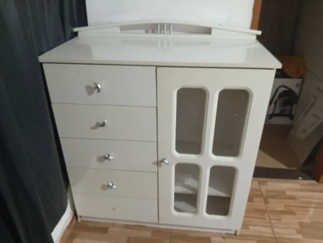 Cômoda branca 5 gavetas e cabideiro