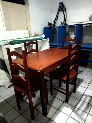 Mesa de madeira com 4 cadeiras