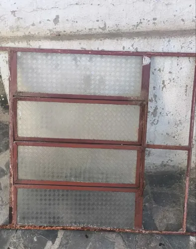 Janela de ferro 80x80