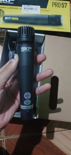 Microfone SKP e tripé.