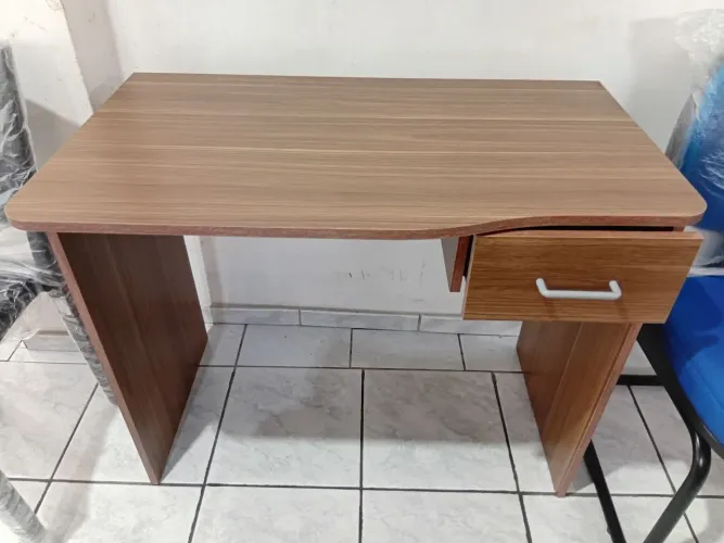 Escrivaninha 90cm na cor castanho