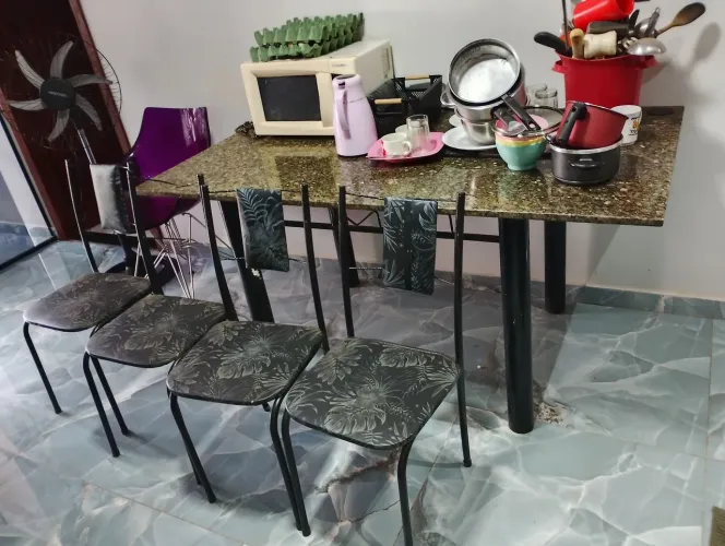 Jogo de mesa mármore e 4 cadeiras entrego