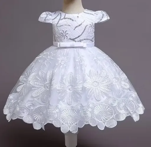 Vestido na cor branca novo