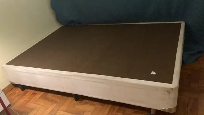 Box com revestimento em camurça e Colchão de casal Probel
