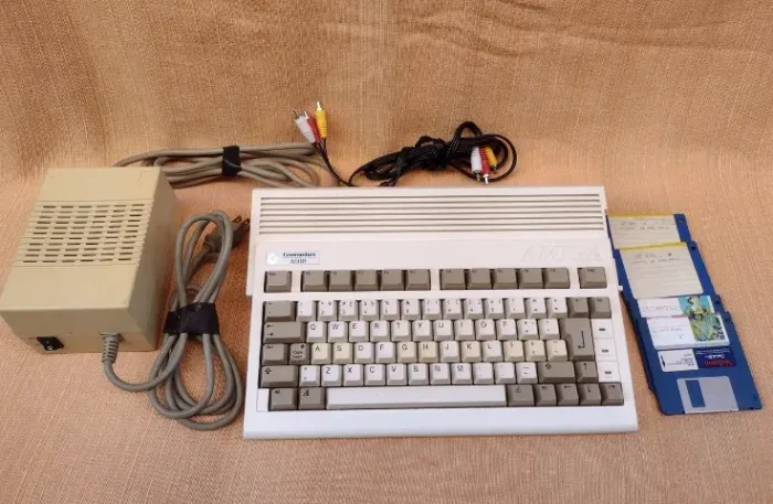 Computador Antigo Commodore Amiga 600 Funcionando