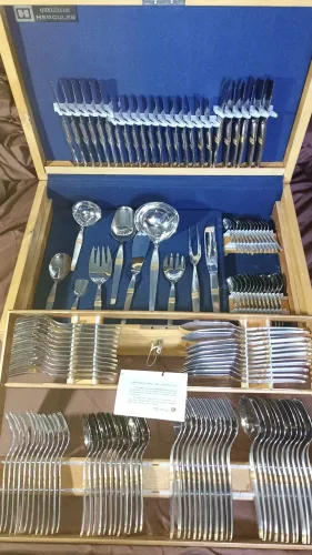 Faqueiro inox com detalhes ouro 18