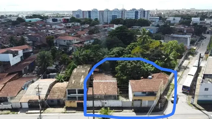 Terreno de esquina com 6 imoveis 3 casas, 1 quasto r sala/2 lojas