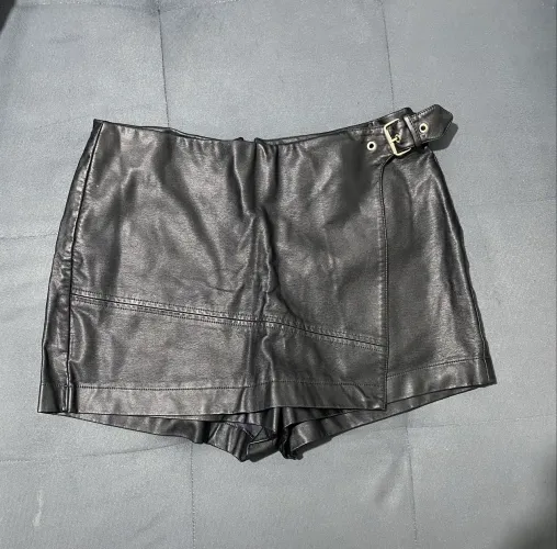 short saia clockhouse preto 40