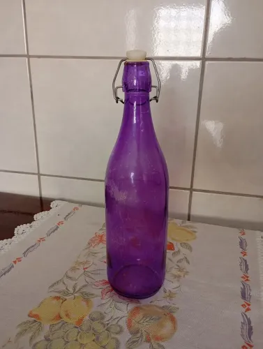 Garrafa de Vidro com tampa hermética pintada de roxo