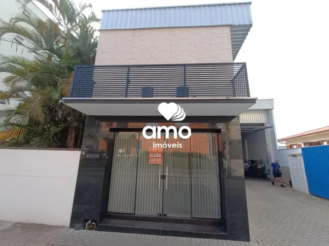 Sala comercial de dois pisos para locação, no bairro São Pedro.