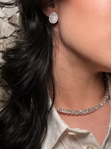 Brinco Gota com Zircônios Feminino Prateado Delicado