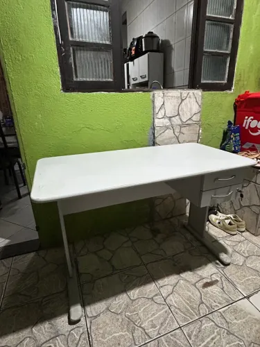 Mesa de escritório com 2 gavetas