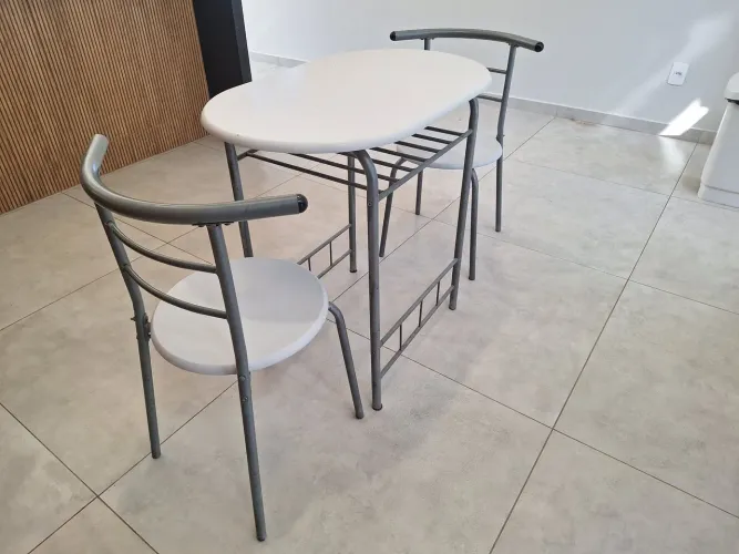 mesa com dois lugares em metal e fórmica 
