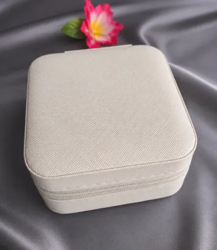 Porta-joias portátil para viagem 10X10 cm | organizador de joias | cor off-white/marfim