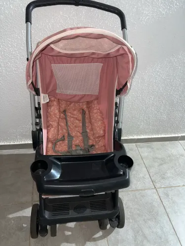 Carrinho de bebê Rosa tutti baby. 