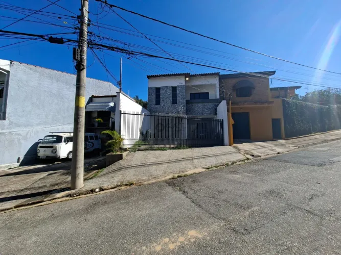 Casa para locação em Sorocaba-SP, bairro Vila Trujillo: 2 quartos, 1 suíte, 2 salas, 2 ban