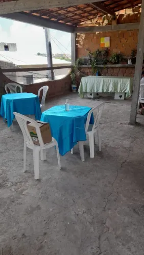 Casa Grande, com varanda de laje batida e garagem embaixo , com laje livre