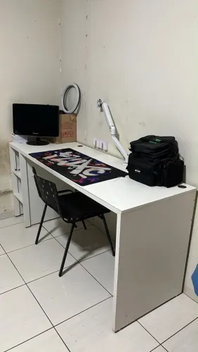MESA PARA COMPUTADOR NA COR BRANCA