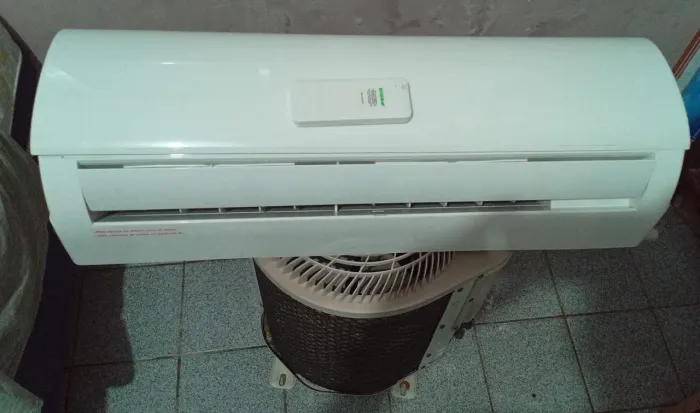 Vendo aparelho de ar condicionado do tipo split, 12btus, semi-novo
