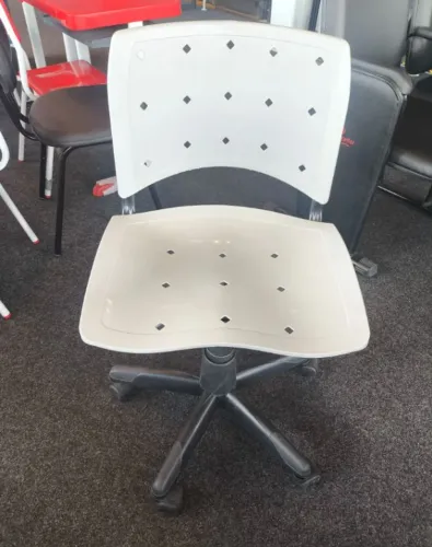 Cadeira de Plástico com Base Giratória - ENTREGAMOS DF E ENTORNO