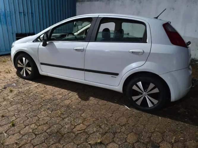 Fiat Punto Attractive 1.4 Fire Flex 8V 5P 2011