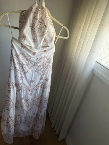 Vestido longo estampado com decote