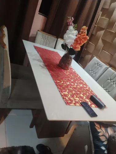Vendo uma mesa de seis cadeiras de luxo
