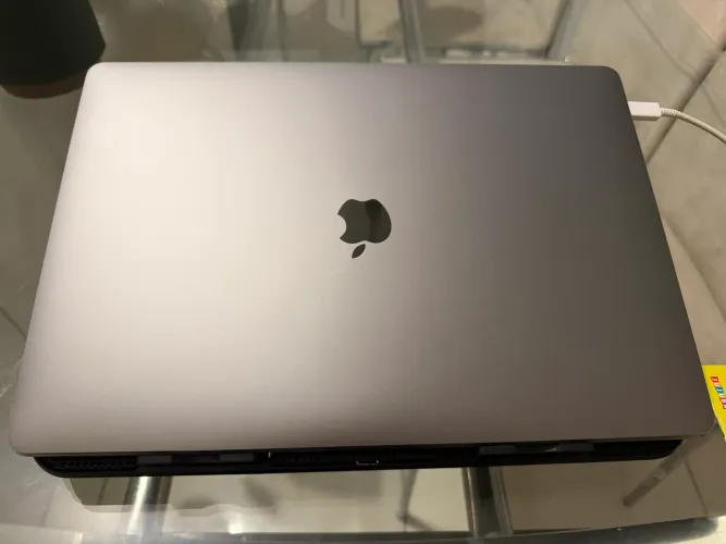 MacBook Pro i9 com Placa Video AMD 4gb e 16gb RAM  1TB SSD + Cabo e Fonte Apple