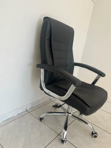Cadeira de escritório novinha