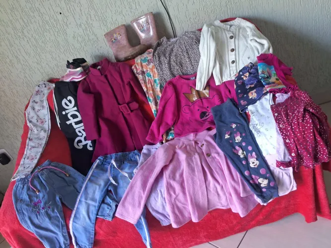 Lote de roupas infantil menina tm 3 /4 amos 44 pecas