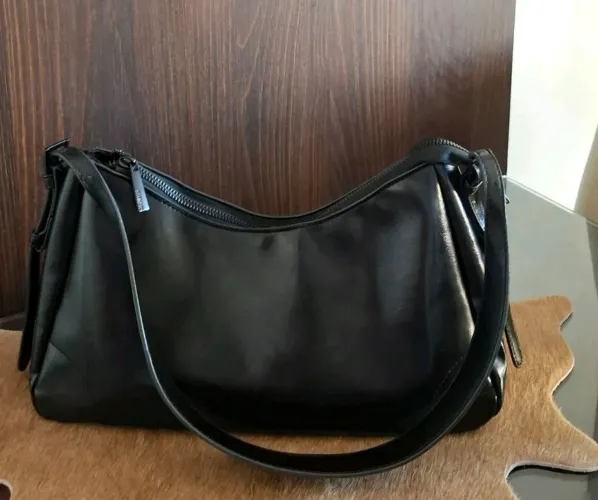 Bolsa fofissima, em couro PU. Super marcante no look.?