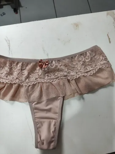 Calcinha fio dental em microfibra e detalhes em renda e tule