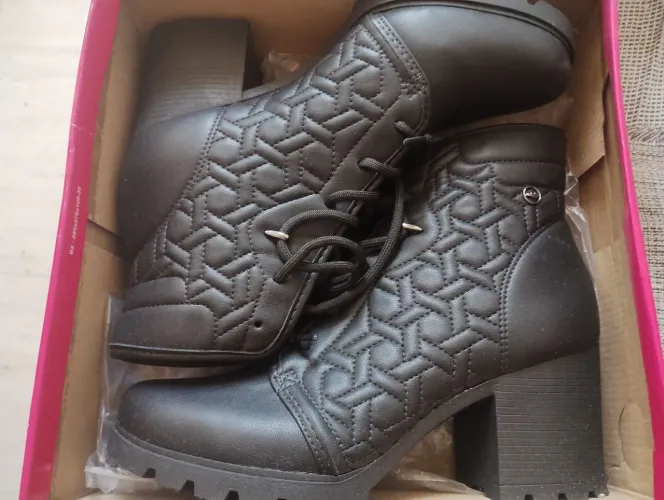 Vendo bota Dakota tamanho 39 valor 150 nova 