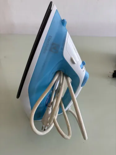 Ferro de passar Electrolux a vapor/seco