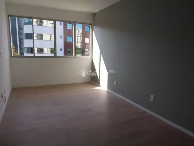 Imóvel para aluguel tem 75 metros quadrados com 2 quartos em Centro - Florianópolis - SC