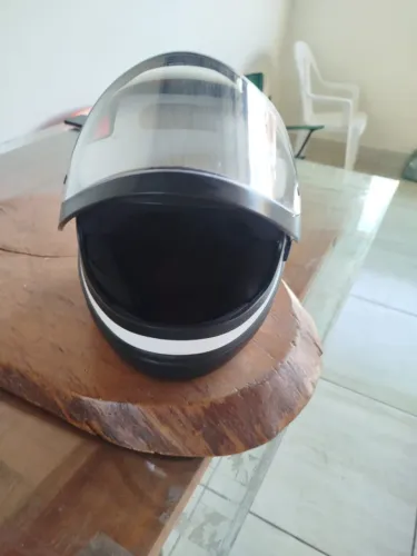 VENDO 2 CAPACETES (SEMINOVOS) E GANHE 2 CALÇAS