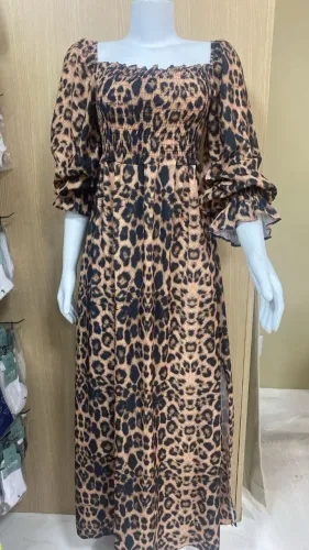 Vestido onça, busto com lastex, manga princesa e fenda lateral lateral, tecido fluido 100%