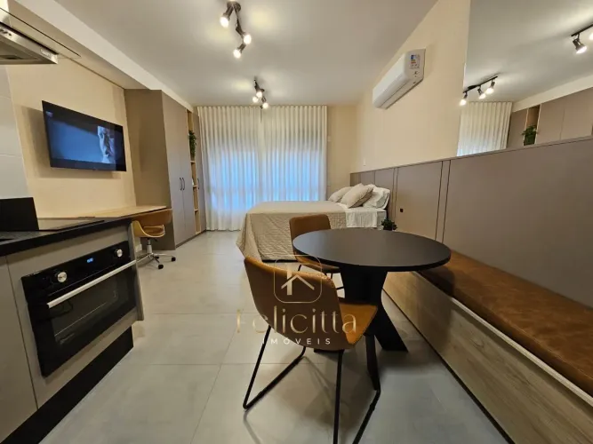 Apartamento studio com vaga de garagem próximo à Beira-Mar de Florianópolis