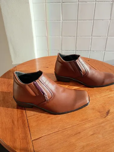 Bota de couro marrom